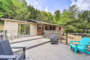 Pet-Friendly Burnsville Home with Deck and Grill! Burnsville